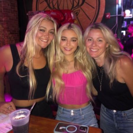Olivia Dunne with her mom and sister. 